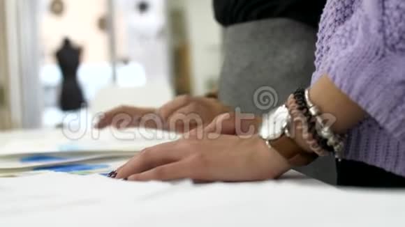 女人的手在纸上画出衣服的草图视频的预览图