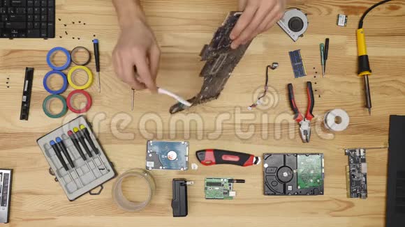 男工程师修理笔记本电脑视频的预览图