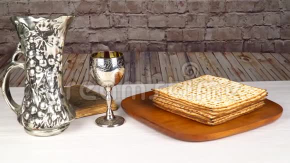 带着酒和马祖犹太逾越节面包的静物视频的预览图