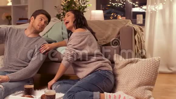 快乐情侣在家用智能手机自拍视频的预览图