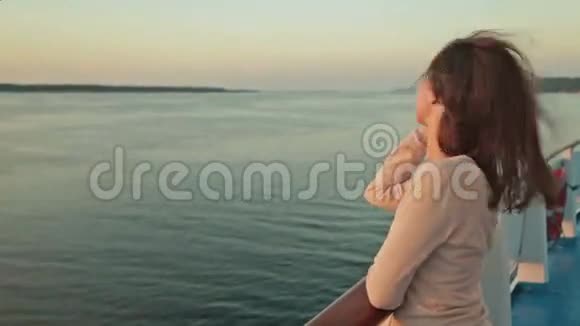 日落时在游轮上的年轻美女视频的预览图