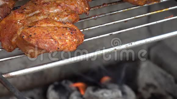 烧烤炉烧肉动作缓慢视频的预览图