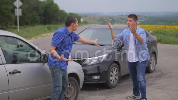 两个人在道路上的汽车保险事故后争吵慢动作视频两个司机的生活方式视频的预览图