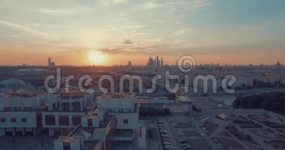 日落时的城市鸟瞰图视频的预览图