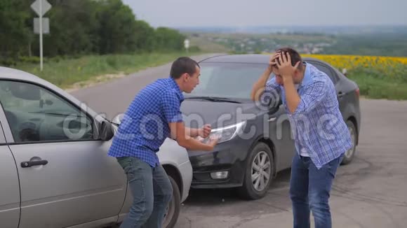 两个人在道路上的汽车保险事故后争吵慢生活方式运动视频两个司机视频的预览图