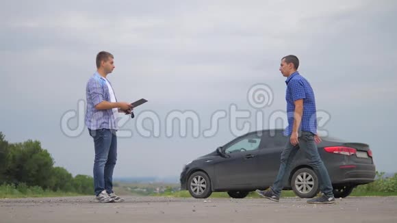 两个男人把生活方式当作交易男卖家司机造车车险慢动作视频销售二手车视频的预览图