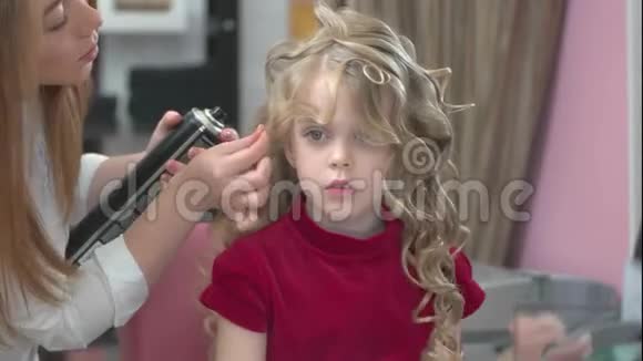 美发沙龙的小女孩视频的预览图