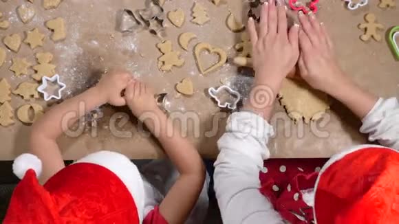 母亲和女儿正在准备圣诞姜饼视频的预览图