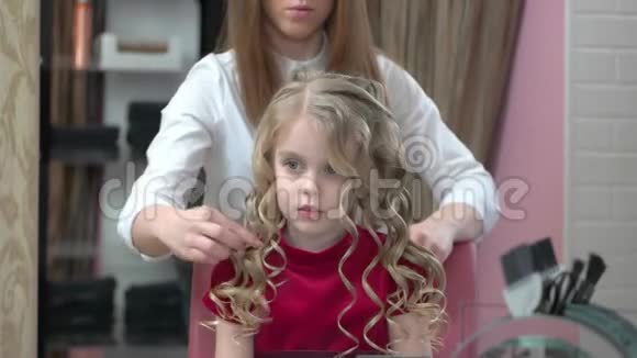小白种人在理发店视频的预览图