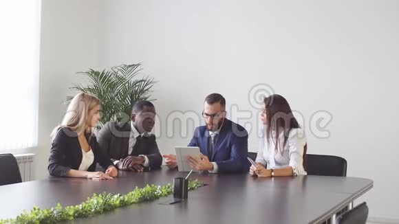 商务人士在餐桌上的会面视频的预览图