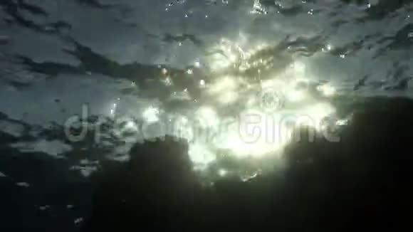 太阳在红海的水下反射视频的预览图
