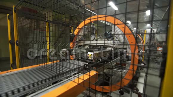 现代工厂供暖散热器的现代机器人生产视频的预览图