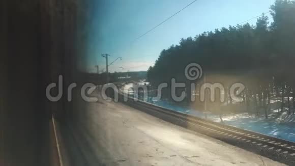 概念车火车旅行从一列开动的火车窗外眺望美丽的俄罗斯冬季铁路内部视频的预览图