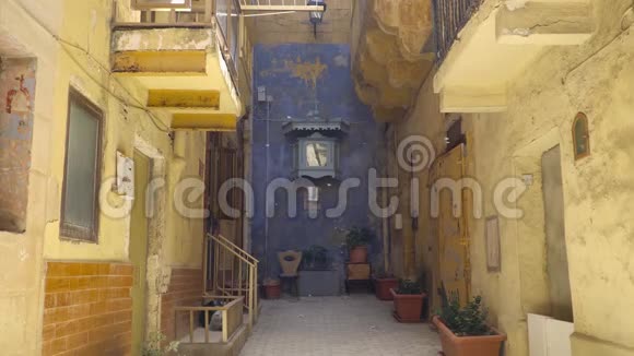 沿着马耳他瓦莱塔的中世纪街道行走视频的预览图