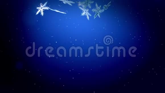 美丽的3d雪花在蓝色背景下在夜间缓慢地漂浮在空气中视频的预览图