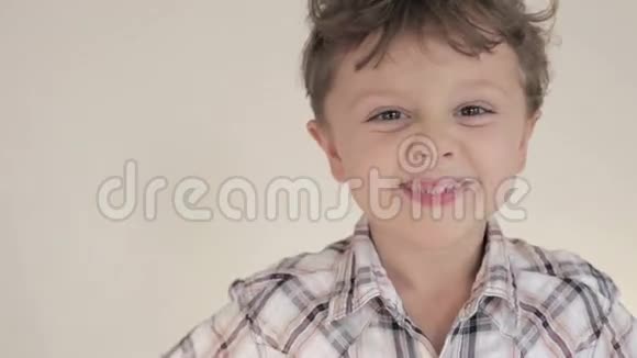 肖像快乐的小男孩视频的预览图