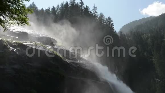 奥地利萨尔茨堡州平茨高的克里姆瀑布带有森林的欧洲阿尔卑斯山景观视频的预览图