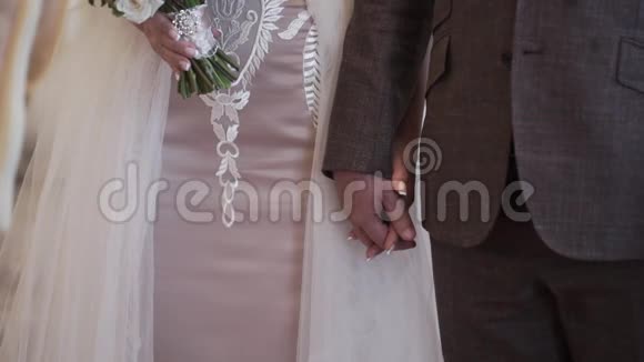 新郎新娘在婚礼上牵手视频的预览图