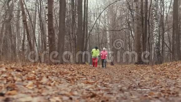 秋天公园里有两位老妇人在秋天公园里行走视频的预览图
