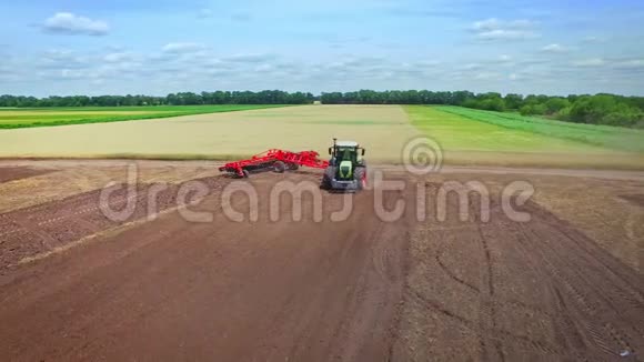 农业拖拉机拖车在农村耕地上耕作农业产业视频的预览图