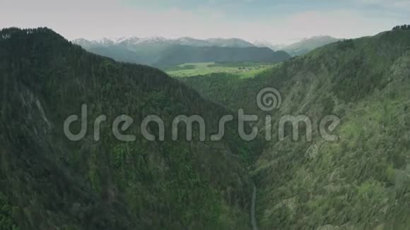 高加索山脉史诗级飞行山丘高加索美丽自然乔治亚动物水墙无人机4k视频的预览图