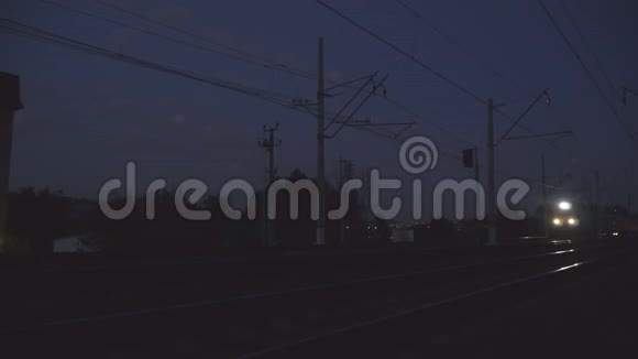 火车在铁路路口夜间移动视频的预览图