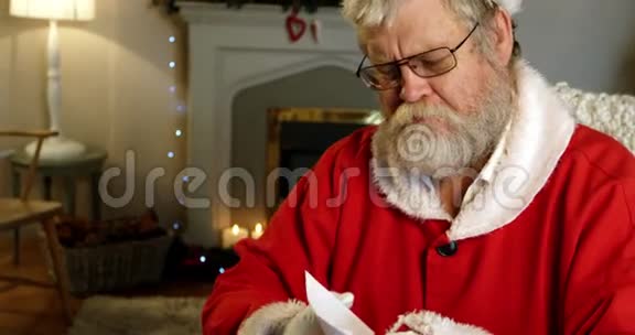 圣诞老人正在看名单视频的预览图