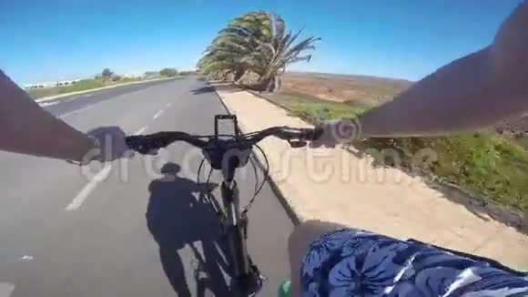 自行车上的线人视频的预览图