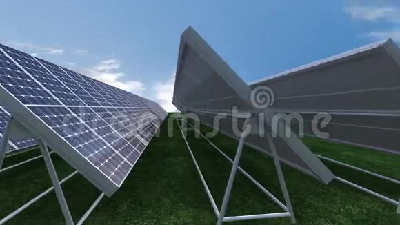 在蓝天上展示太阳能电池板视频的预览图