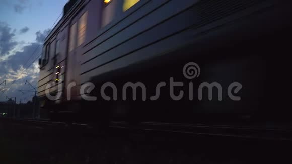 火车在铁路路口的夜间移动视频的预览图