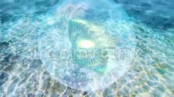 腋下球体站在水下视频的预览图