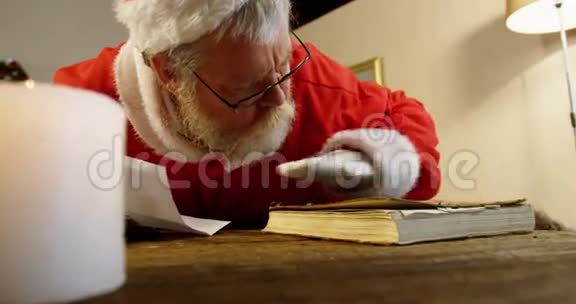 圣诞老人在看书视频的预览图
