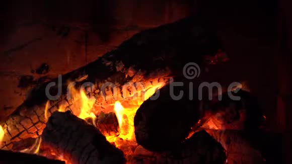 火在壁炉里燃烧为了取暖而燃烧视频的预览图