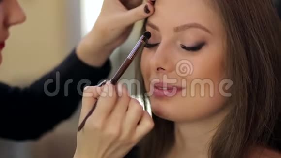 专业化妆师做模特化妆视频的预览图