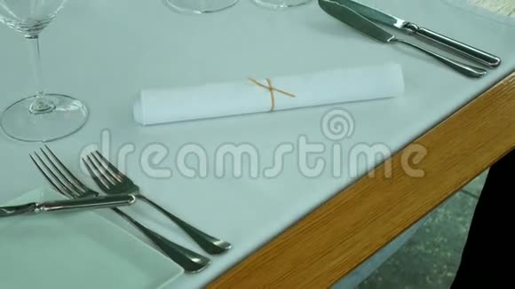 黑山科托尔海边餐厅的一张桌子视频的预览图