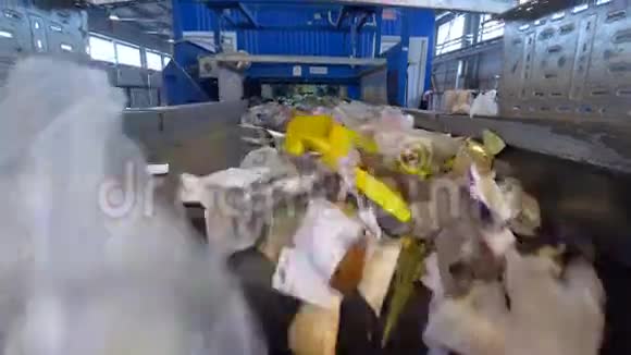 垃圾分类输送机上的废物回收厂视频的预览图