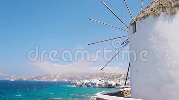 著名的希腊传统风车在米科诺斯岛日出时的景色希腊的沼泽地视频的预览图