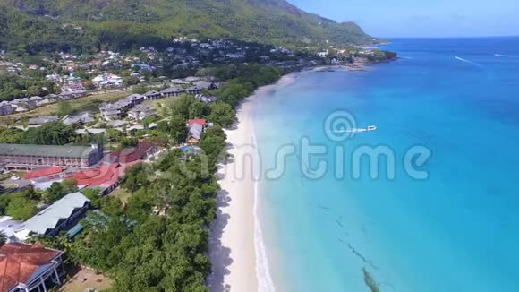 塞舌尔美丽的海滩印度洋和山脉的空中景色视频的预览图