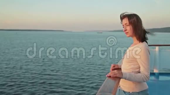 日落时在游轮上的年轻美女视频的预览图