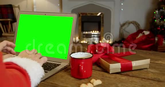 圣诞老人用笔记本电脑视频的预览图