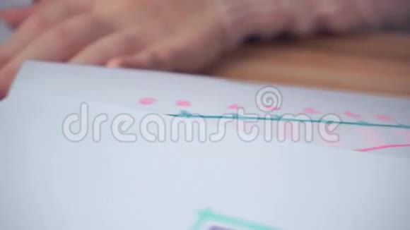 女人画不同的商业数学图视频的预览图