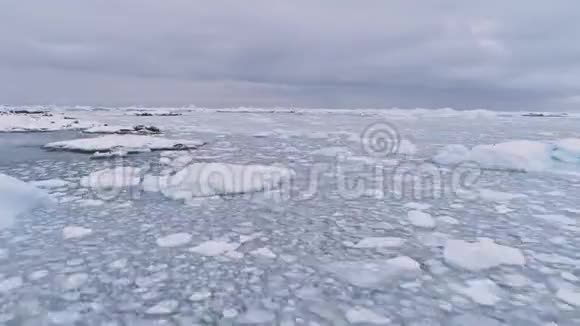 在冰冻的冰海上空飞行南极洲视频的预览图