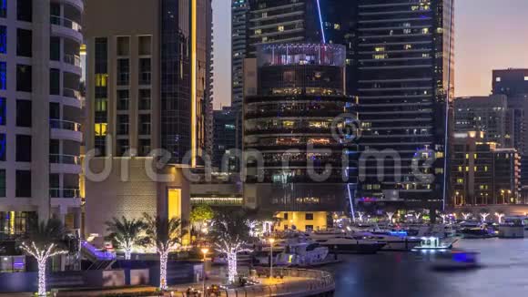 迪拜码头和运河在迪拜的白天到晚上的时间视频的预览图