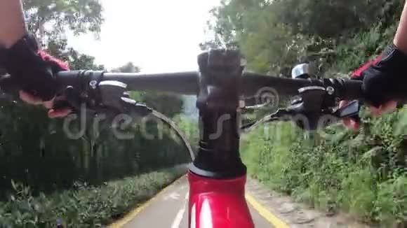 骑自行车在公园的自行车道上视频的预览图