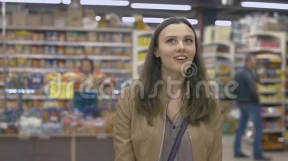 站在超市里的快乐女孩视频的预览图