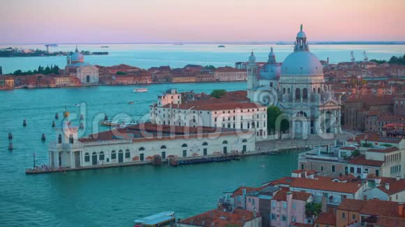威尼斯的大运河和圣玛丽亚德拉敬礼教堂视频的预览图