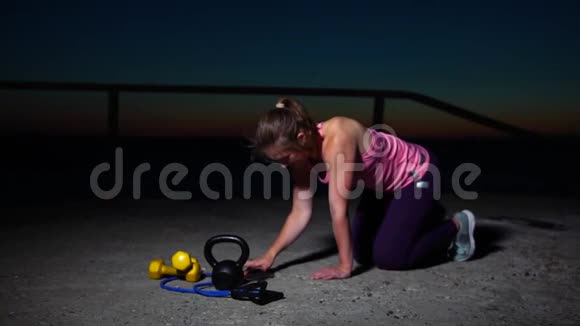 年轻健身女性运动户外视频的预览图