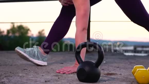 健身女性从事户外运动视频的预览图