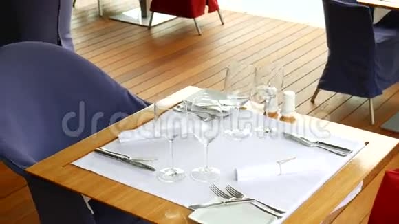 黑山科托尔海边餐厅的一张桌子视频的预览图