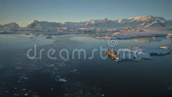 空中无人机飞越海洋南极洲视频的预览图